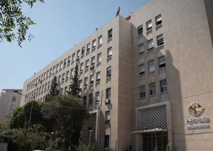 משרד האוצר הסורי השלים את טיפולן של אלפי בקשות גמלאים צבאיים ושאריהם