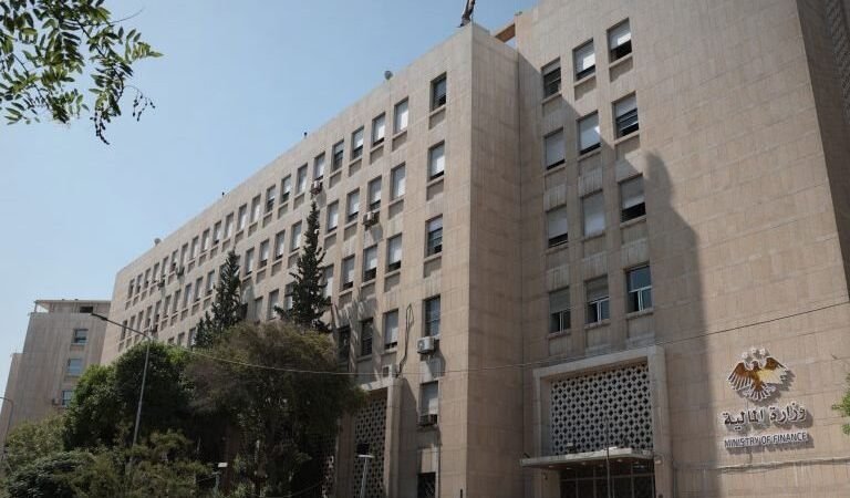 משרד האוצר הסורי השלים את טיפולן של אלפי בקשות גמלאים צבאיים ושאריהם