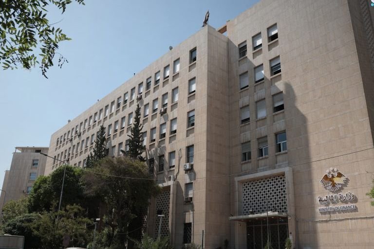 משרד האוצר הסורי השלים את טיפולן של אלפי בקשות גמלאים צבאיים ושאריהם