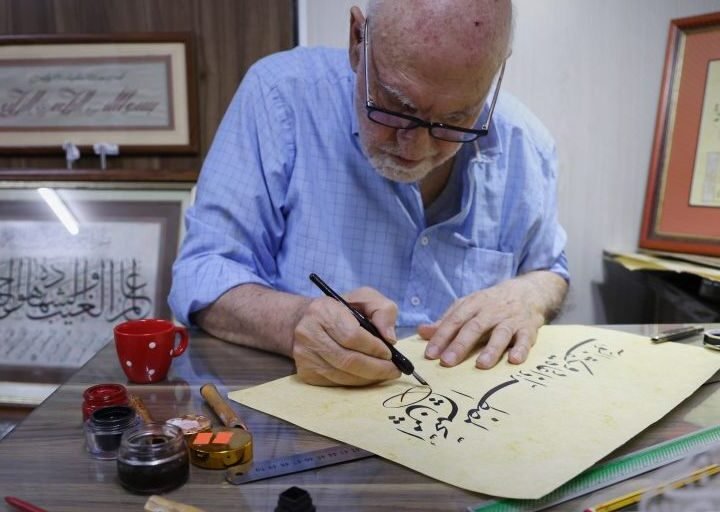 חצי מאה של אמנות: סיפורו של הקליגרף הסורי מוסטפא נג'אר