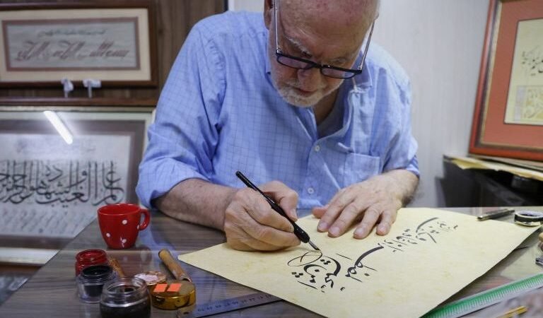 חצי מאה של אמנות: סיפורו של הקליגרף הסורי מוסטפא נג'אר