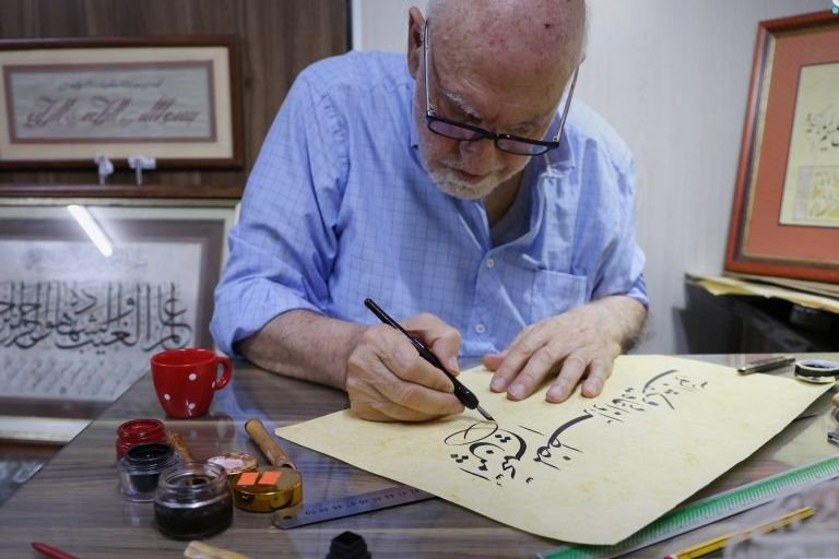 חצי מאה של אמנות: סיפורו של הקליגרף הסורי מוסטפא נג'אר