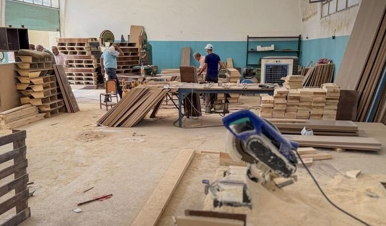 מערכת החינוך בא-רקה השלימה ייצור 5,000 שולחנות לימוד ושיפוץ 1,200 נוספים