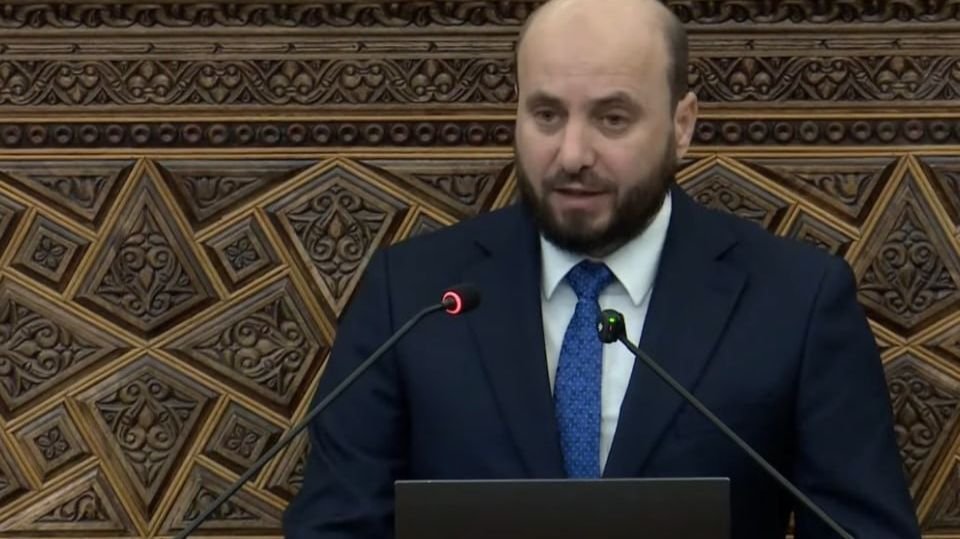 שר האנרגיה הסורי: אסטרטגיה להשגת עצמאות אנרגטית בנפט עד שנת 2028