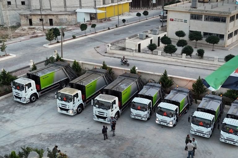 שיפור שירותי הניקיון בערים אל-באב ואל-ראעי בפרברי חלב באמצעות ציוד חדש